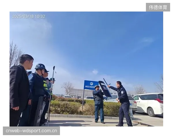 系统部署后的实战演练严重不足，导致安保人员对主动劫持等复杂流程操作不熟练，存在实战脱节风险